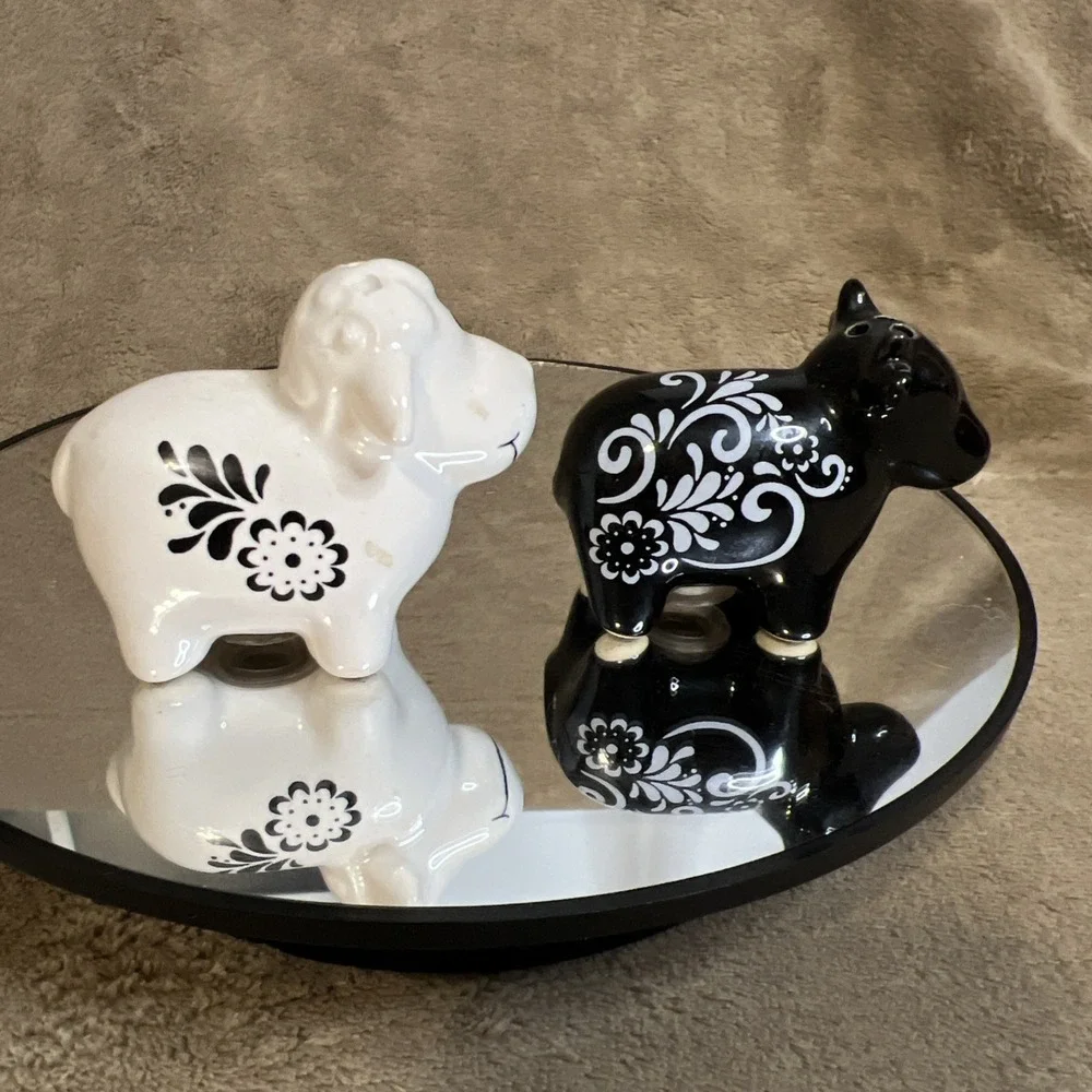 Cow And Sheep Salt And Pepper Shakers‎